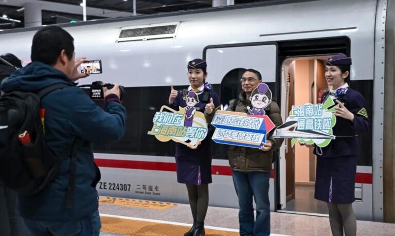 Train G1305 departs Shanghai South Railway Station, heralding the launch of its first high-speed rail service in Shanghai.