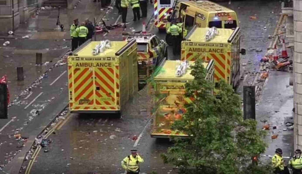 BREAKING: Several injured as car drives into crowd at Liverpool's Premier League victory parade | Epicstorian News Emergency services at Water Street after car crashes into fans during Liverpool’s Premier League victory parade