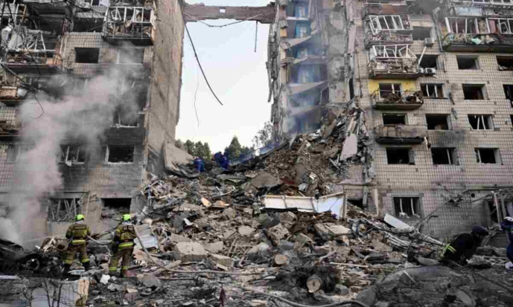 Russia Fires Missiles and Drones at Kyiv, Killing Fourteen | Epicstorian News Drone strike aftermath as drones at Kyiv kill 14 and damage apartment buildings in central city.