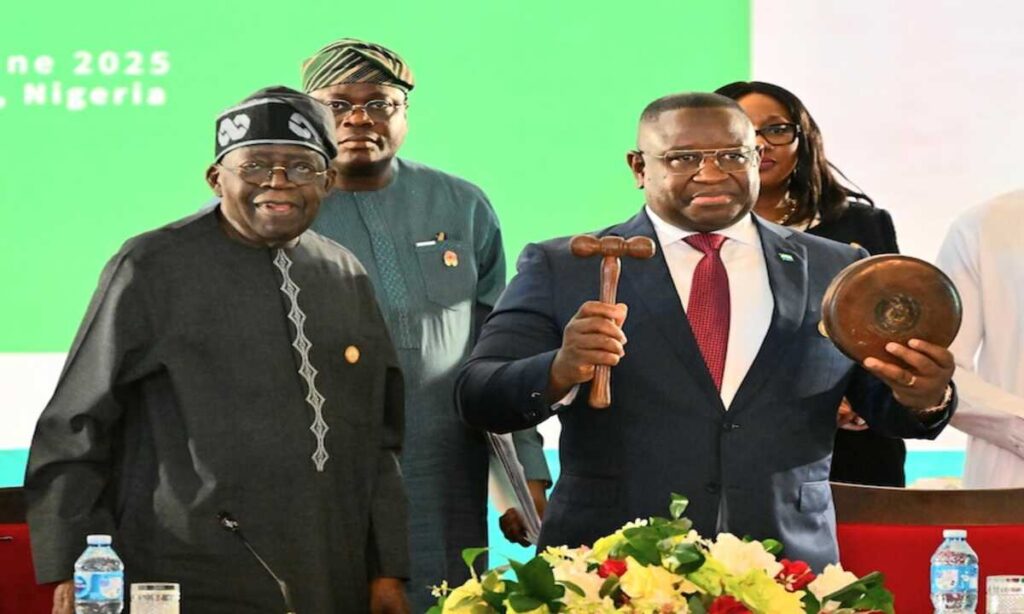Tinubu Hands Over ECOWAS Leadership to Sierra Leone’s President Bio | Epicstorian News President Maada Bio receives ECOWAS leadership mantle from Bola Tinubu at 65th Session in Abuja.
