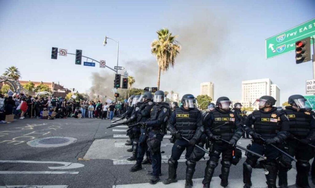 Police Disperse Protesters After Unrest in Downtown Los Angeles Following National Guard Deployment | Epicstorian News Burned vehicles line downtown Los Angeles as National Guard troops respond to violent protest unrest