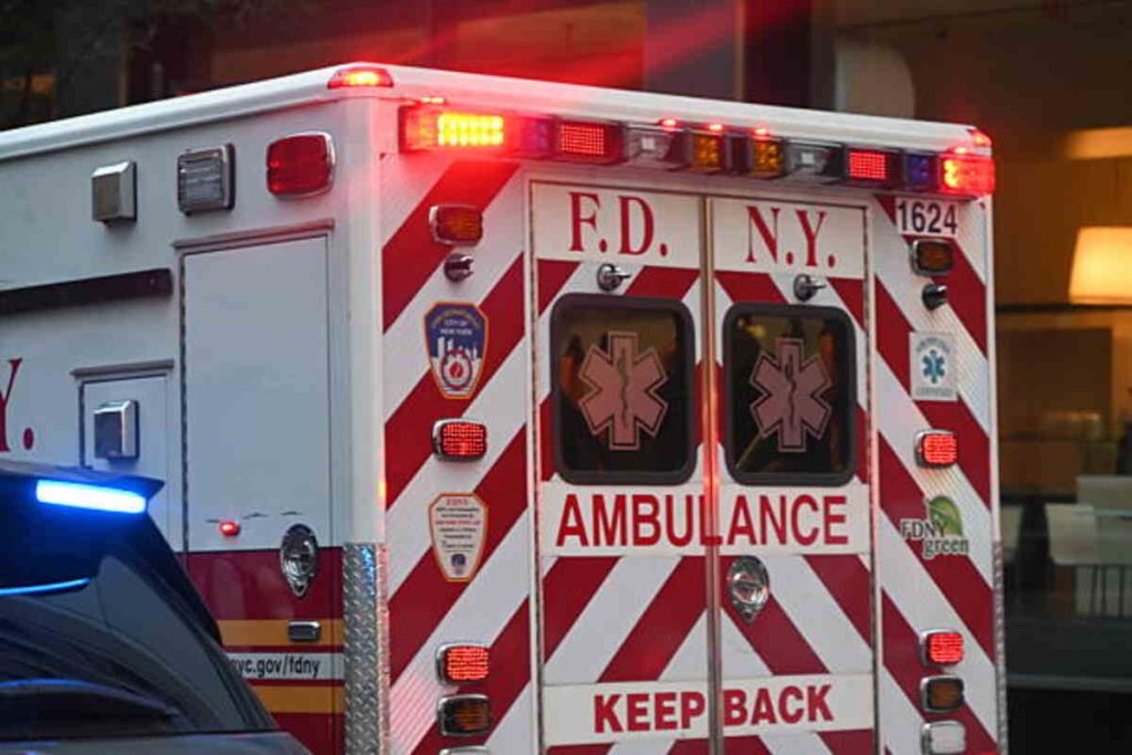 4 dead in Midtown Manhattan shooting, including NYPD officer | Epicstorian News Police respond to Midtown Manhattan shooting near NFL offices, where four people including NYPD officer were killed.