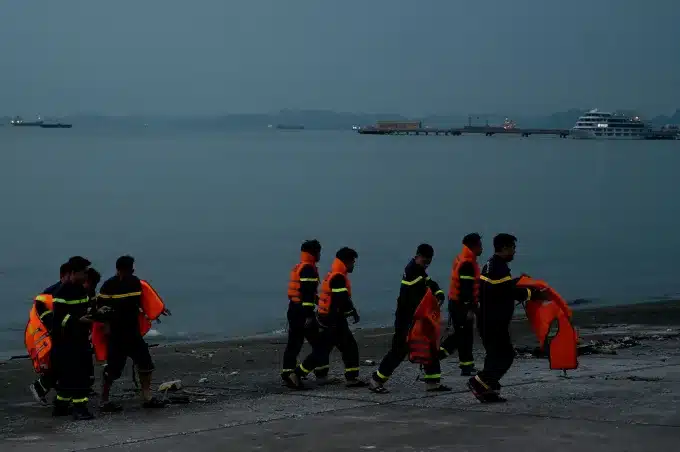 Boy Named Nam Survives Vietnam Boat Sinking after Dozens Die | Epicstorian News Rescue teams tow capsized Vietnam tourist boat after deadly Ha Long Bay sinking tragedy