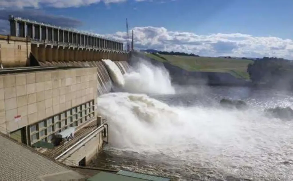 Burkina Faso to Release Bagré Dam Waters on August 27, Alerting Volta Basin Communities | Epicstorian News Aerial view of Bagré Dam in Burkina Faso with water levels rising ahead of controlled August spillage.