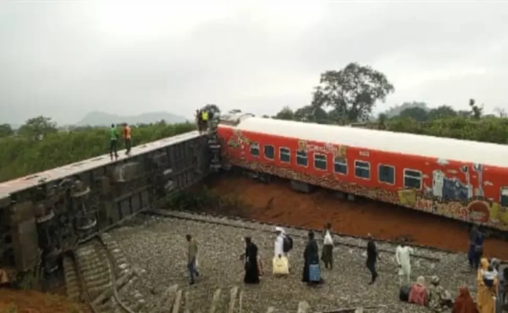 Kaduna-Bound Abuja-Kaduna Train Crashes Off Tracks Prompting Emergency Response | Epicstorian News Abuja-Kaduna train derailment at Asham showing coaches off the tracks and emergency responders.