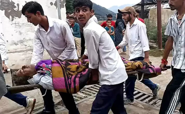 Sudden Cloudburst in Kishtwar District, Indian Kashmir, Leaves 46 Dead and Over 200 Missing | Epicstorian News Volunteers and disaster teams rescue victims after rain-driven torrents in Kishtwar