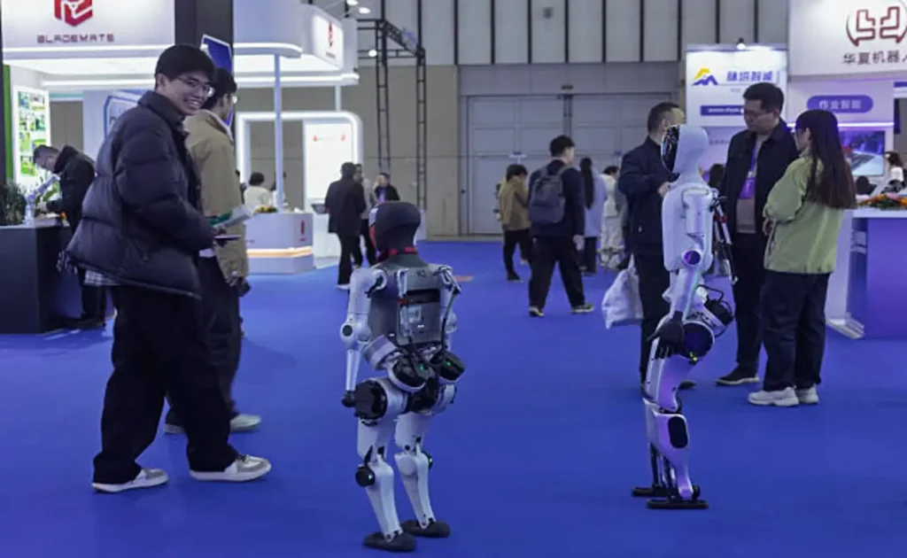 China Showcases Advanced Humanoid Robots at Nanjing’s Intelligent Manufacturing Forum Opening | Epicstorian News Humanoid robots perform on stage at Nanjing’s major manufacturing forum during the 2025 World Intelligent Manufacturing Conference event.