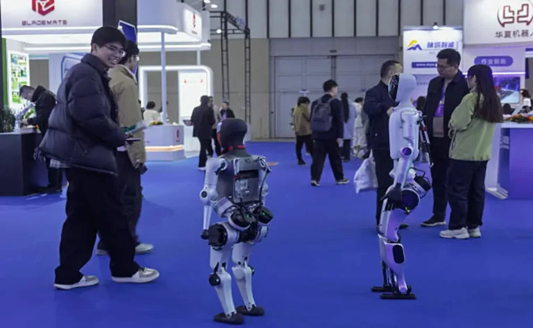 China Showcases Advanced Humanoid Robots at Nanjing’s Intelligent Manufacturing Forum Opening | Epicstorian News Humanoid robots perform on stage at Nanjing’s major manufacturing forum during the 2025 World Intelligent Manufacturing Conference event.
