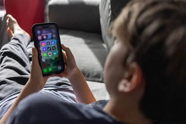 Australia blocks social media for children under 16 in world-first law | Epicstorian News Australian children face social media ban as platforms like TikTok, Instagram, and YouTube restrict under-16 accounts
