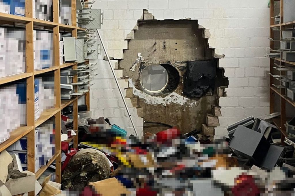 Bank vault in Gelsenkirchen under forensic investigation after robbery involving industrial drilling and theft of valuables.